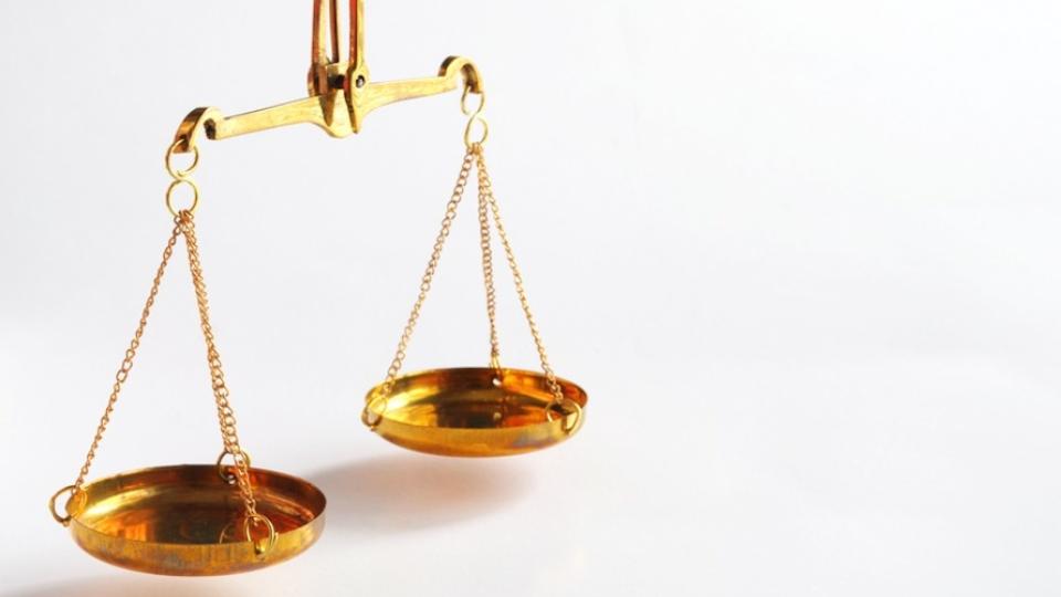 Fotolia_30267075_Scales balance_0